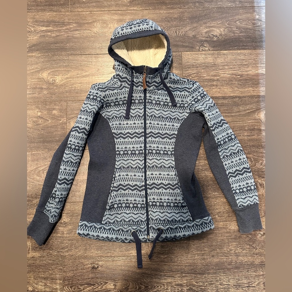 Avalanche Blue Patterned sweater women’s size Small